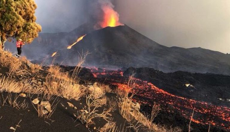 tsunami lava volcán