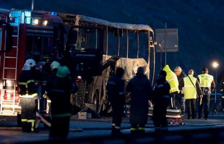 Un autobús chocó y se incendió en Bulgaria falleciendo 45 personas