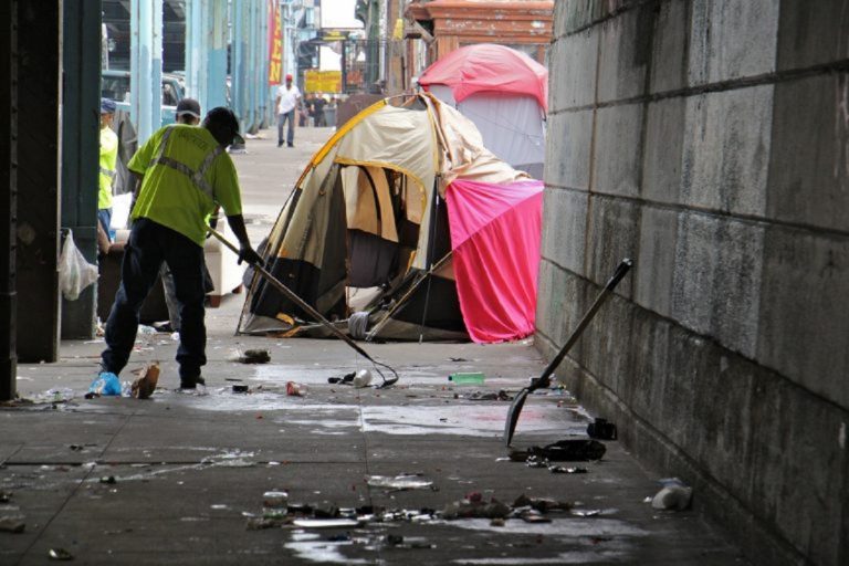 Las drogas convierten a Kensington en un barrio 'zombie'