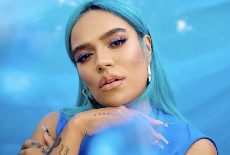 Karol G pelo azul