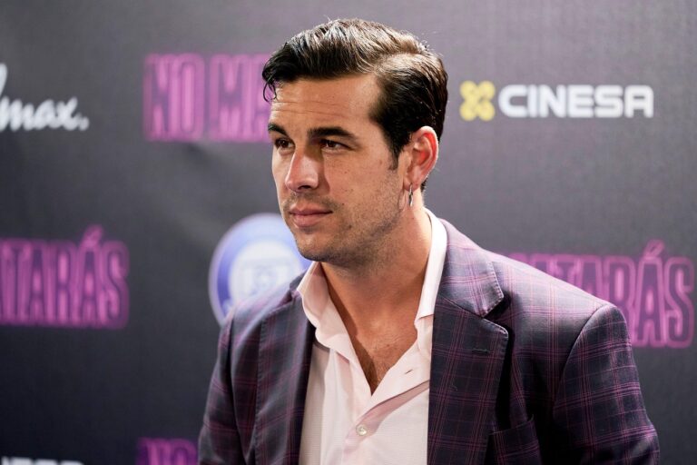 Mario Casas Déborah François