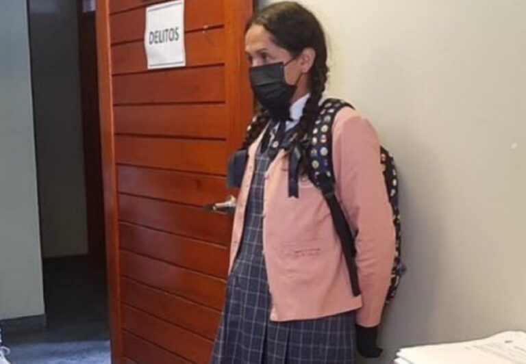 hombre disfrazado niña