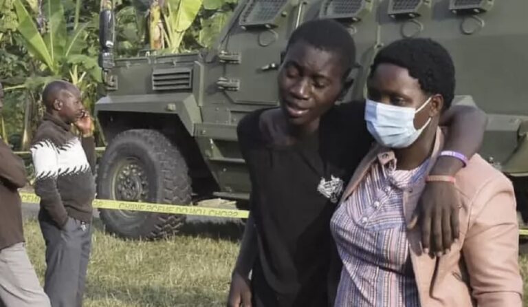 ataque colegio Uganda