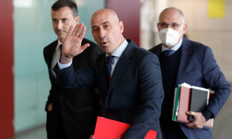 Luis Rubiales dimite