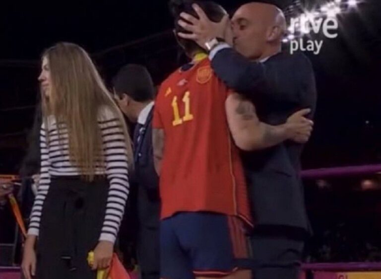 polémica beso hermoso Rubiales