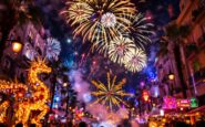 Fallas di Valencia con fuochi d'artificio e statue