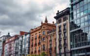 Logo de BBVA y Banc Sabadell en un contexto financiero