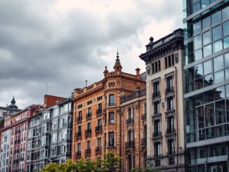 Logo de BBVA y Banc Sabadell en un contexto financiero