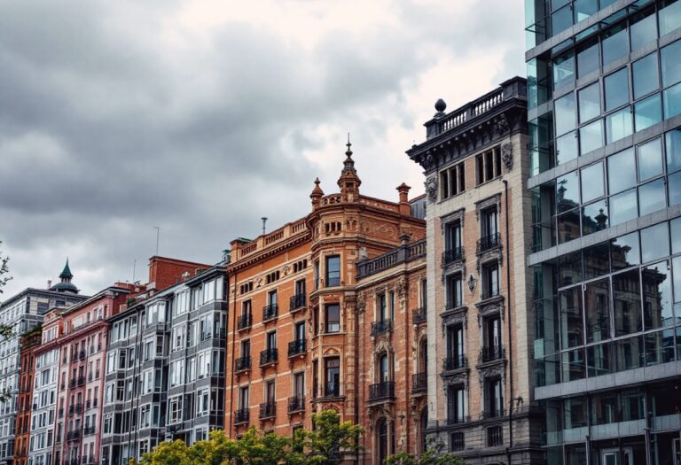 Logo de BBVA y Banc Sabadell en un contexto financiero