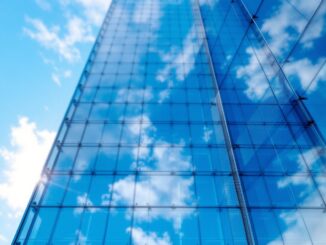 Logo di Ferrovial e PwC con data di audit 2027