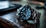 Reloj Invicta Pro Diver en fondo elegante