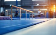 Simone Biles durante una competizione di ginnastica artistica