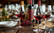 Un bicchiere di vino rosso con vista su San Pietro