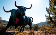 arran ataca el toro de osborne en valencia simbolo de protesta y resistencia 1768302356