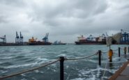 olas de viento y rachas extremas obligan a restringir la actividad en el puerto de barcelona 1770908781