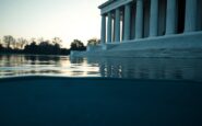 El estanque del Lincoln Memorial se llena de agua tras su controvertida repintado