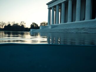 El estanque del Lincoln Memorial se llena de agua tras su controvertida repintado