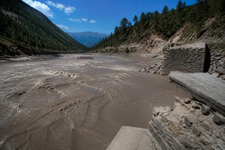 Inundaciones en Nepal: 95 muertos y 384 turistas desaparecidos en la frontera con China