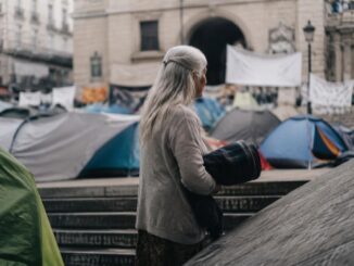 Miles de ciudadanos acampan en ciudades españolas exigiendo el nuevo decreto de vivienda