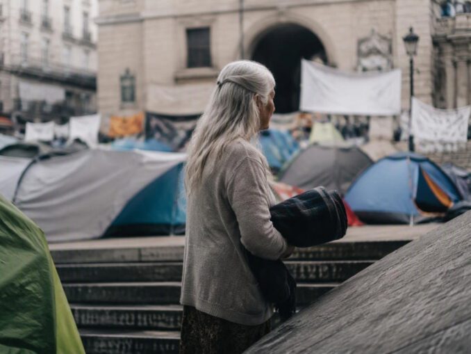 Miles de ciudadanos acampan en ciudades españolas exigiendo el nuevo decreto de vivienda