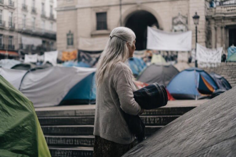 Miles de ciudadanos acampan en ciudades españolas exigiendo el nuevo decreto de vivienda