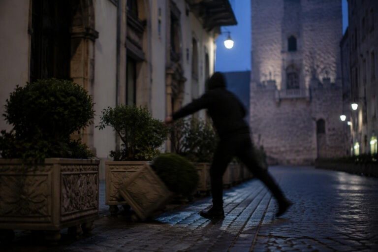 Ancona: atti vandalici in via degli Orefici, danneggiate piante e vasi
