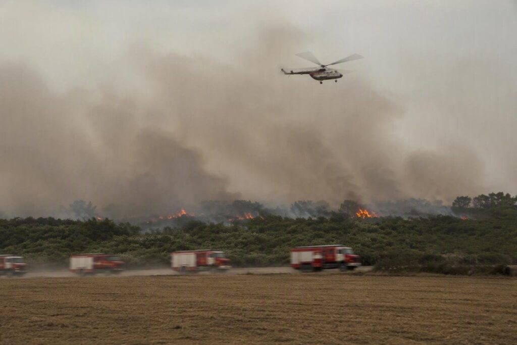 Incendio divampa a Pedaso: vigili del fuoco e elicottero in azione