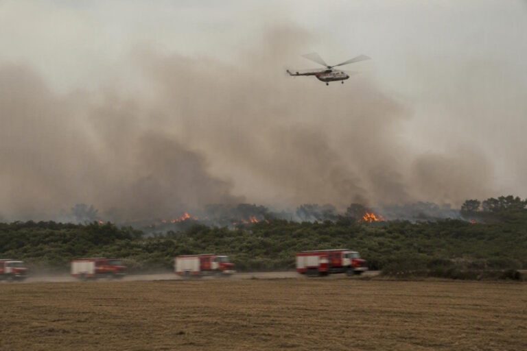 Incendio divampa a Pedaso: vigili del fuoco e elicottero in azione