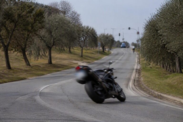 Incidente mortale a Senigallia: 54enne perde il controllo della moto e muore