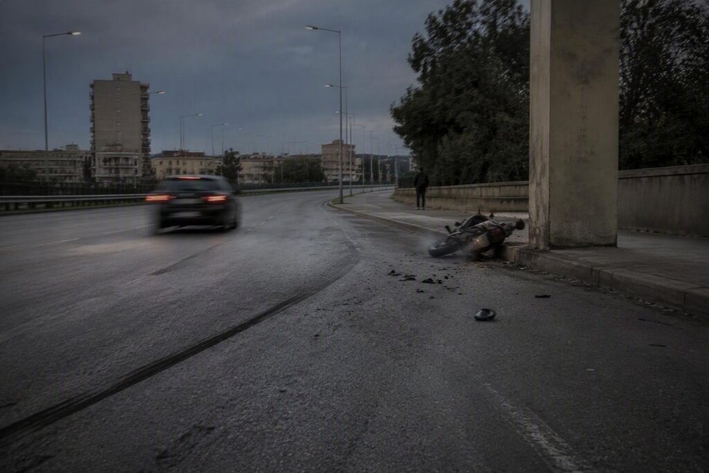 Incidente stradale a Ancona: due giovani coinvolti in scontro tra auto e scooter