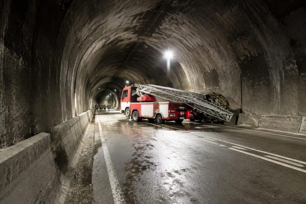Incidente stradale a Urbino: vigili del fuoco in azione nella galleria Le Conce