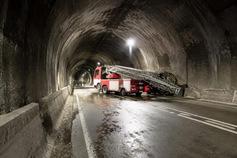Incidente stradale a Urbino: vigili del fuoco in azione nella galleria Le Conce