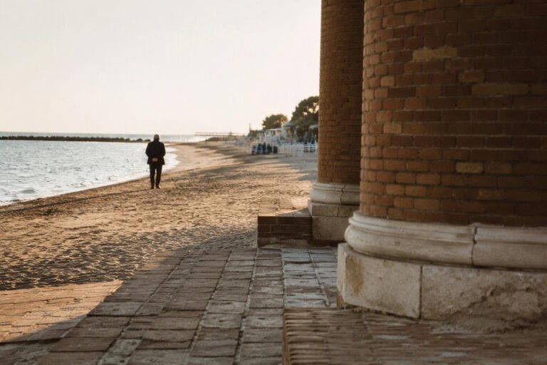 Malore fatale a Senigallia: turista di 74 anni perde la vita sulla spiaggia di Cesano