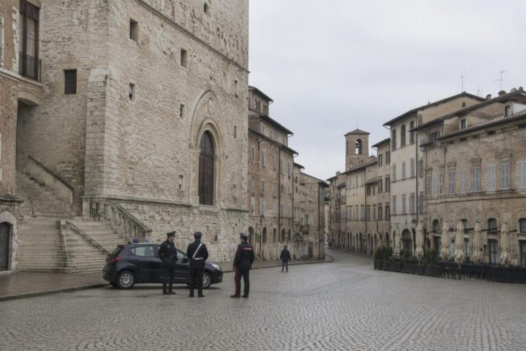 Controlli a Fabriano: Carabinieri denunciano uomo per ubriachezza e violazione del Daspo
