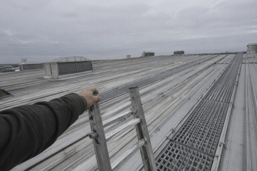 Infortunio sul lavoro a Jesi: tecnico cade dal tetto dello stabilimento Trevalli