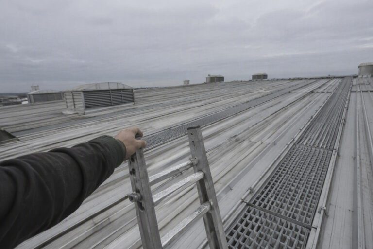 Infortunio sul lavoro a Jesi: tecnico cade dal tetto dello stabilimento Trevalli