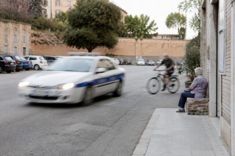 Polizia di Ancona assiste anziana dopo aver donato denaro a passante