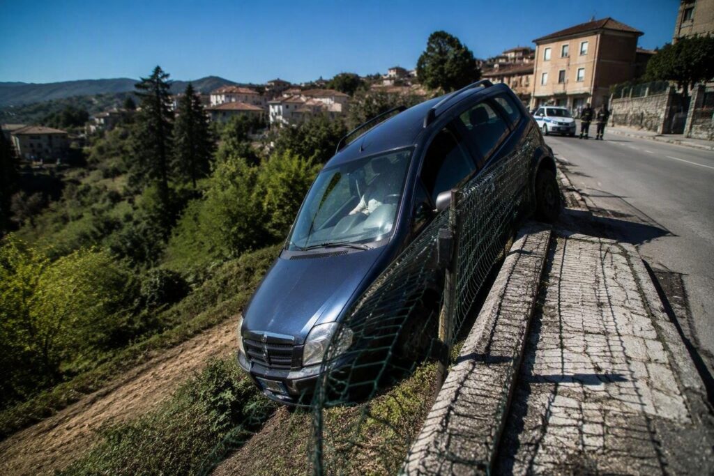 Schianto in via 1° Maggio a Morrovalle: conducente salvato dai vigili del fuoco