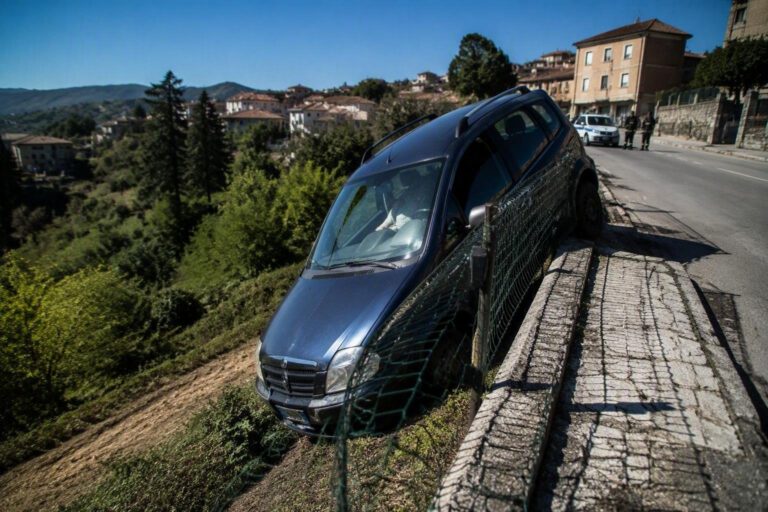 Schianto in via 1° Maggio a Morrovalle: conducente salvato dai vigili del fuoco