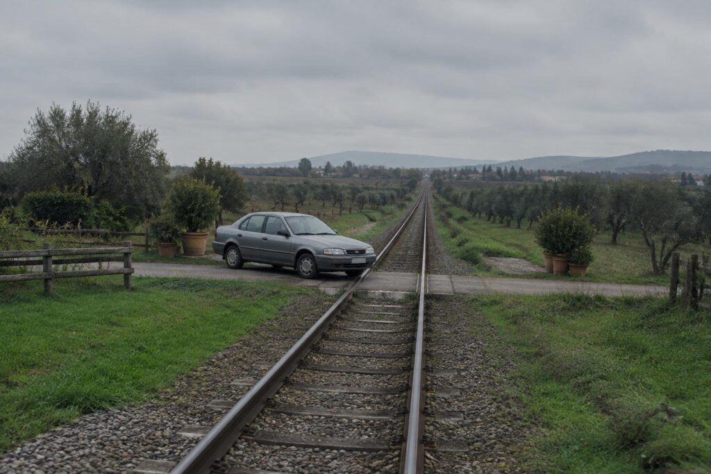 Auto su binari a Mergo: il guidatore evita il treno con retromarcia