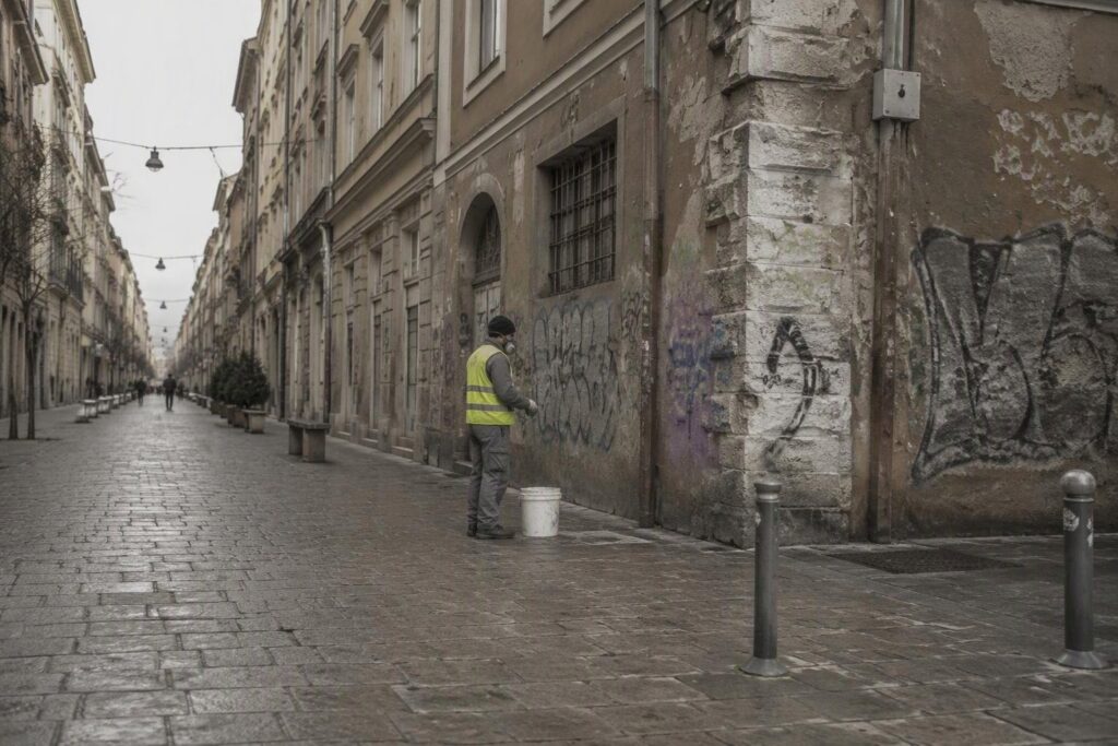 Comune di Ancona lancia bando per pulire i graffiti in centro