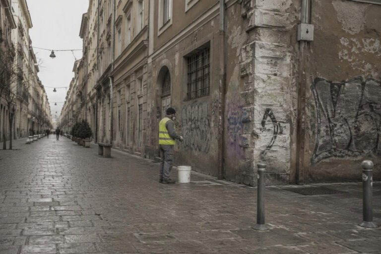 Comune di Ancona lancia bando per pulire i graffiti in centro