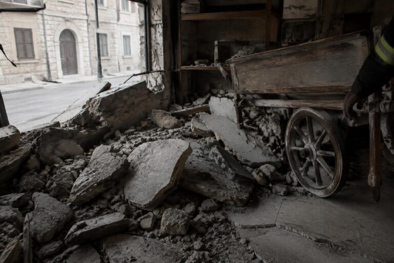 Due operai gravemente feriti: crollo struttura a Ascoli e soffitto a Le Ville