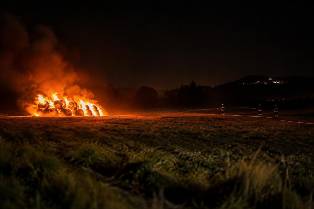 Fiamme su rotoballe di fieno ad Agugliano: pronto intervento dei Vigili del Fuoco