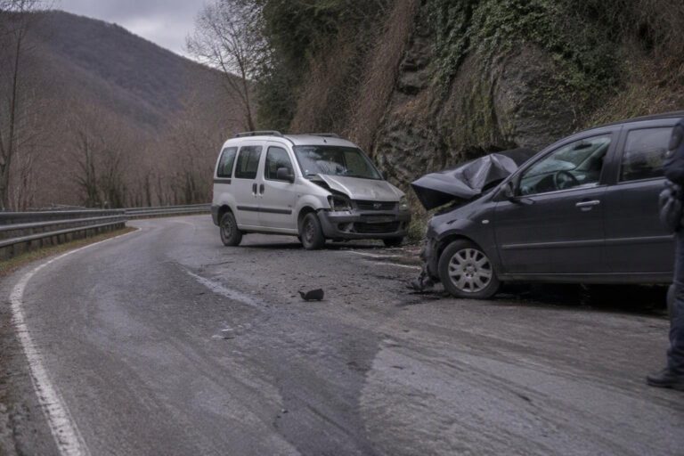 Scontro tra Polo e Doblò a Jesi: chiuso via San Marcello