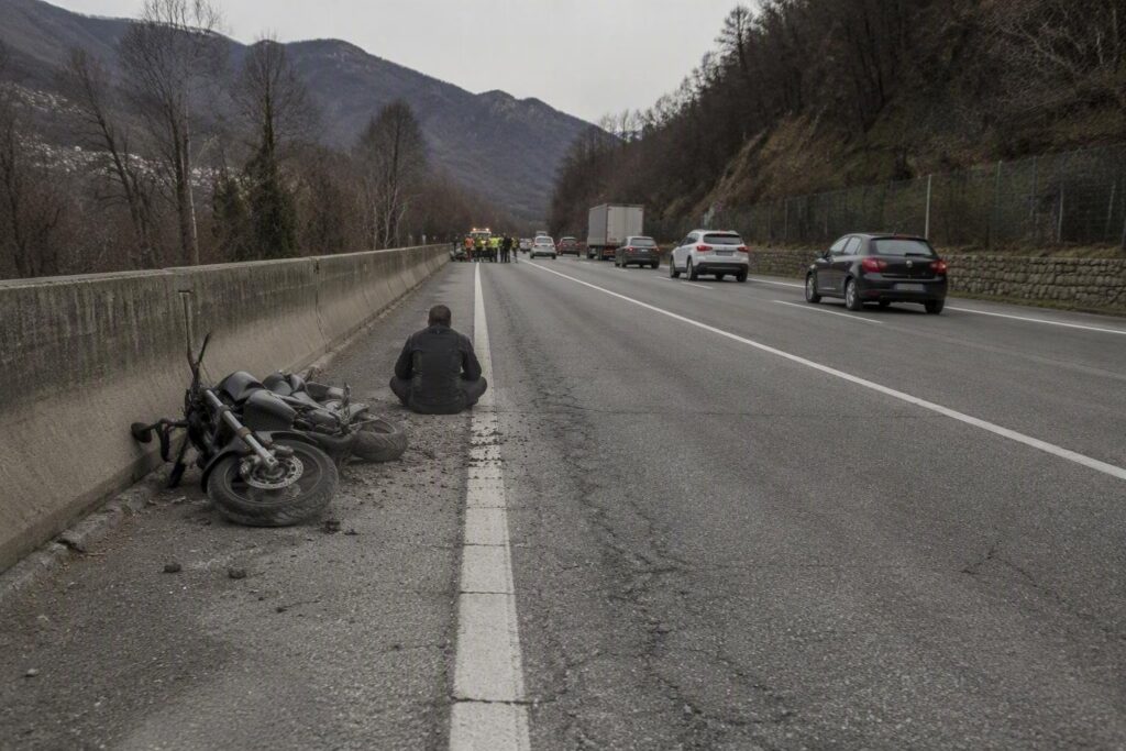 Incidente mortale a Montjovet: 23enne valdostano muore in collisione con guard-rail