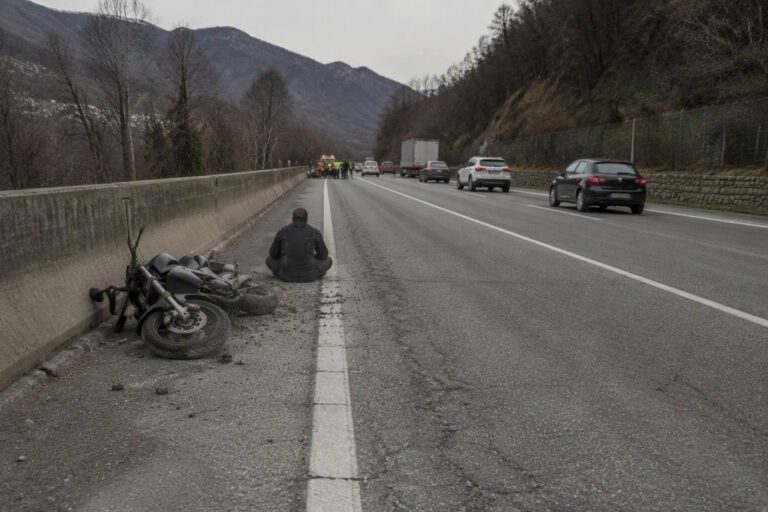 Incidente mortale a Montjovet: 23enne valdostano muore in collisione con guard-rail