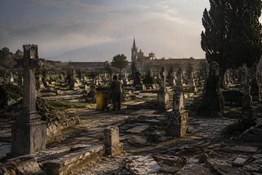 Scoperta macabra al cimitero di Marsala: ossa umane in un secchio per la raccolta differenziata