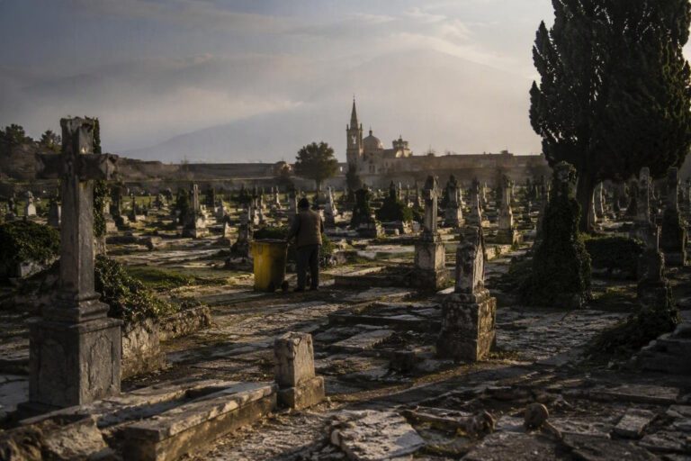 Scoperta macabra al cimitero di Marsala: ossa umane in un secchio per la raccolta differenziata