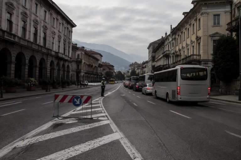 Viabilità ordinata ad Aosta nel primo giorno di scuola con gallerie chiuse